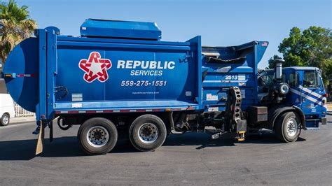 Republic Services Autocar ACX McNeilus AutoReach Garbage Truck 2513