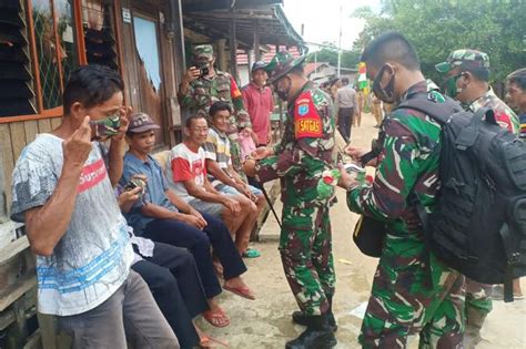 Edukasi Protokol Kesehatan Dandim Bagi Masker Di Lokasi TMMD Murung