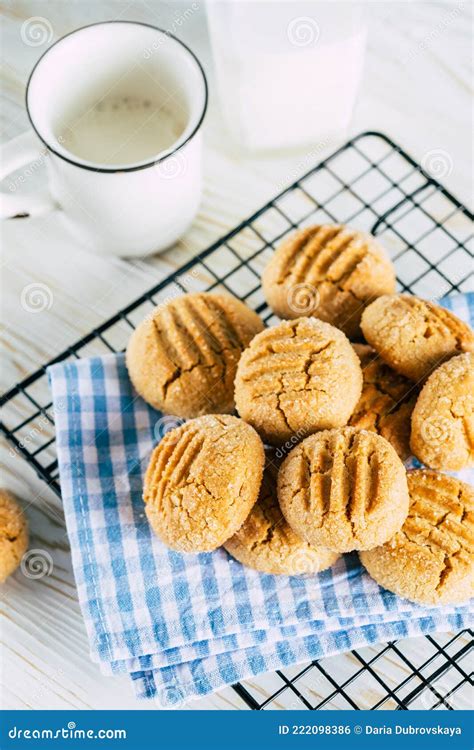 Biscoitos De Manteiga De Amendoim Numa Cremalheira Preta Assado