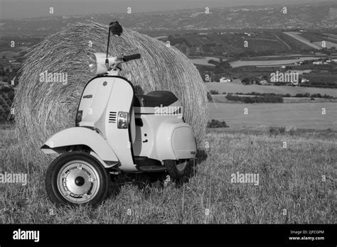 Scooters Vespa Classique Banque Dimages Noir Et Blanc Alamy