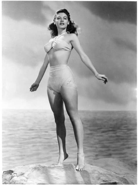 4 Hot Sexy Dorothy Gish Bikini Pics