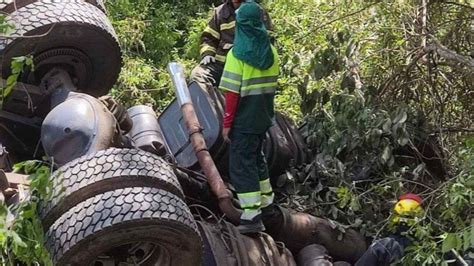 Tr Gico Acidente Na Br Motorista De Anos Morre Ap S Capotamento