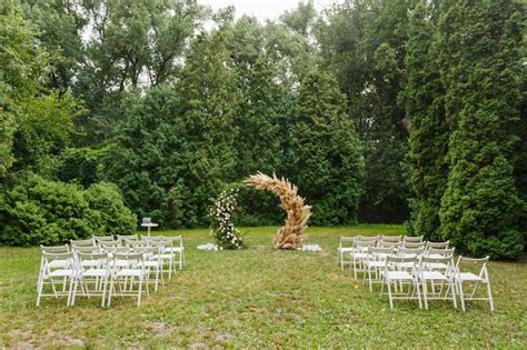 Rea Da Cerim Nia De Casamento Entre Cadeiras Verdes E Arco Redondo De