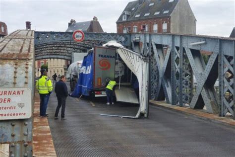 À Dieppe un camion s encastre dans le pont Colbert la circulation