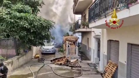 Incendio In Un Capannone A Reggio Calabria Le Immagini L Eco Del Sud