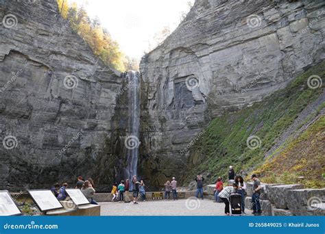 Visitantes Disfrutando De Las Hermosas Cascadas En El Parque Estatal