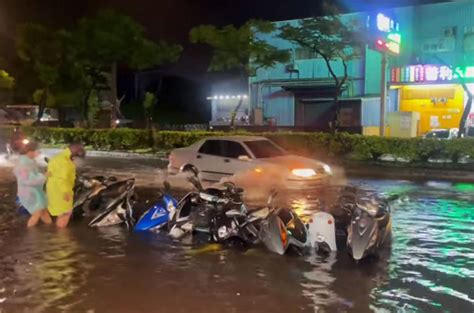 [新聞] 暴雨淹水不見預警 議員批桃市府 看板 Taoyuan 批踢踢實業坊