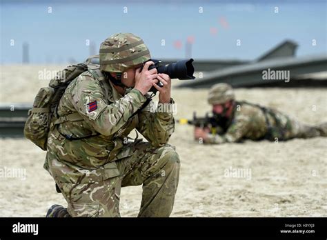 "Army photographer" military photographer working Stock Photo - Alamy