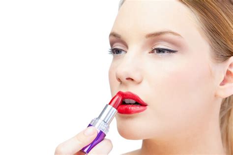 Premium Photo Glamorous Blonde Model Applying Red Lipstick