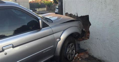 G1 Carro bate em muro após acidente em cruzamento da capital de MS