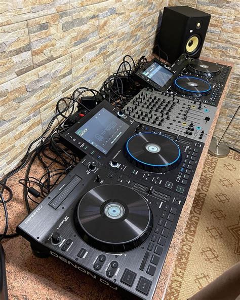 Pin de Florin Vasii em dj setup | Ideias para sala de jogos, Camera de filmagem, Dj