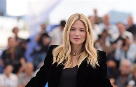 Virginie Efira Affiche Son Baby Bump Cannes Couleurs Sombres