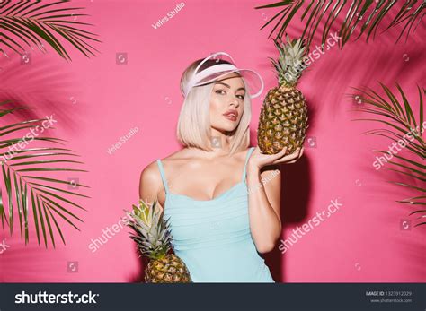 Cute Blonde Girl Nude Make Wearing 스톡 사진 1323912029 Shutterstock