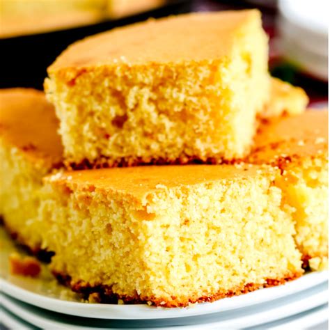 How to Make Skillet Cornbread - PinkWhen