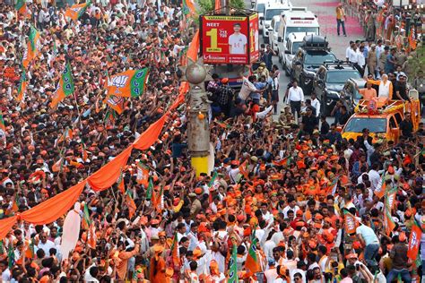 Pm Modi Varanasi Roadshow पीएम ने काशी में की बाबा विश्वनाथ की पूजा उनके रोड शो में ऐसे उमड़ी