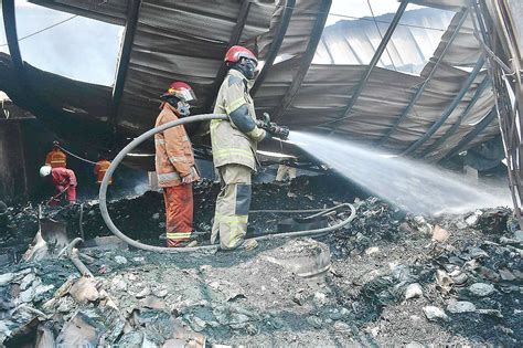 Foto Kebakaran Gudang Obat Nyamuk Koran Jakarta