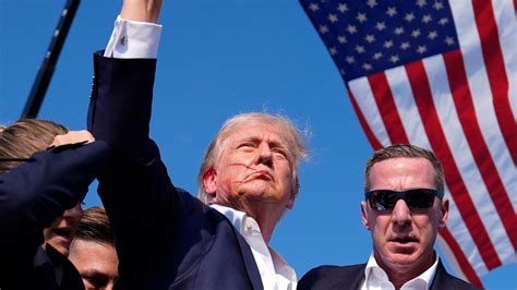 Trumps Gereckte Faust Vor US Flagge Ein Foto Und Seine Wirkung