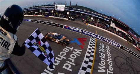 Kyle Busch Holds Off Field Wins In 3chi Chevrolet At St Louis