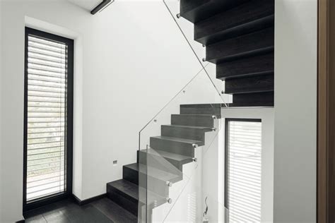 Moderne Faltwerktreppe mit Glasgeländer in Neubau in Luxemburg Modern