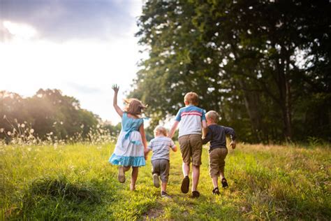 Family Walking Away Images – Browse 8,397 Stock Photos, Vectors, and ...