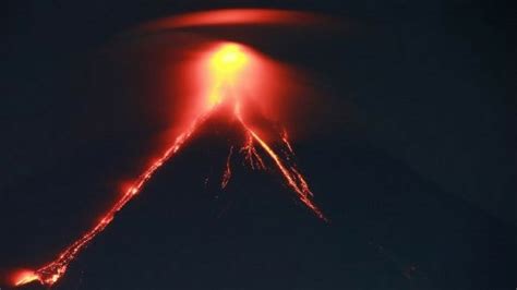 Miles de evacuados en Filipinas por la erupción del volcán Mayón Perfil