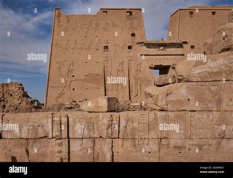 El Templo De Edfu En Edfu Egipto Vista De Luz Diurna Exterior Que