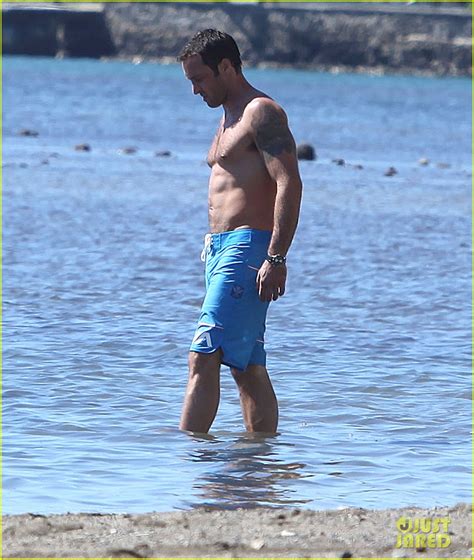 Alex Oloughlin Bares Hot Shirtless Bod On Hawaii Five 0 Set Photo