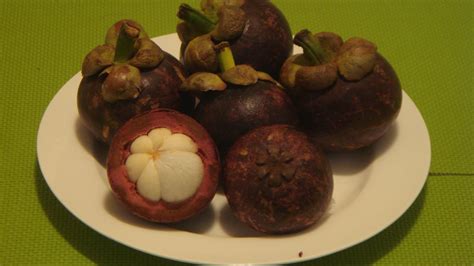 Mangosteen: How to Eat Mangosteen Fruit - YouTube