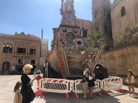 Il Carro Di Santa Rosalia Colora Piazza Bellini A Palermo Le Foto