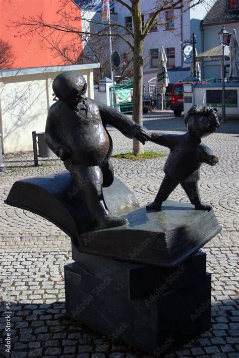 Foto De Plauen Germany March Sculpture Of Father And Son