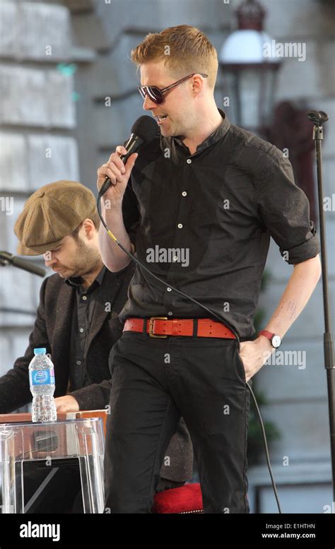 Kaiser Chiefs Lead Singer Hi Res Stock Photography And Images Alamy