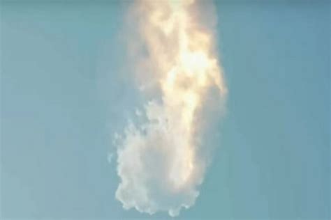 Moments After Launch Spacexs Starship Rocket Explodes Above Gulf Of