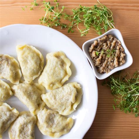 Pierogi z Kaszą i Grzybami Tradycyjne Pierogi Online z Dostawą