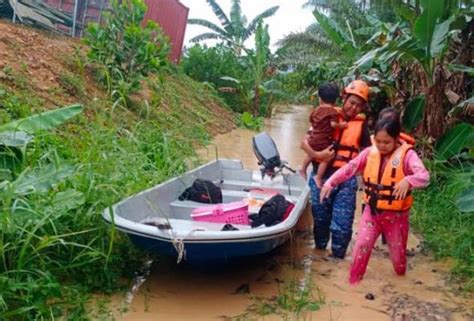 Number Of Flood Evacuees Surges As Three More Districts Hit By Floods