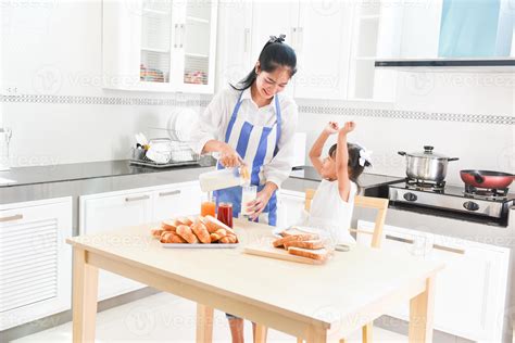 mère et fille mangent un petit déjeuner sain à la maison famille