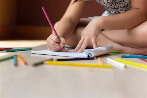 gewöhnliche Danken Oberleitungsbus spiele mit blatt und stift Hass