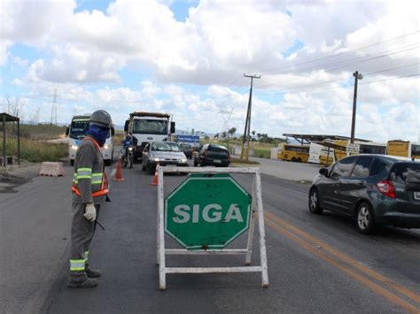 GazetaWeb PARE E SIGA A difícil missão de controlar o tráfego de