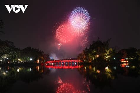 Vietexplorer.com - Fireworks Illuminate Vietnam, Welcoming Lunar New ...