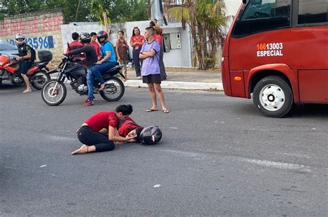 Pai e filha são arremessados de moto em acidente na avenida Natan