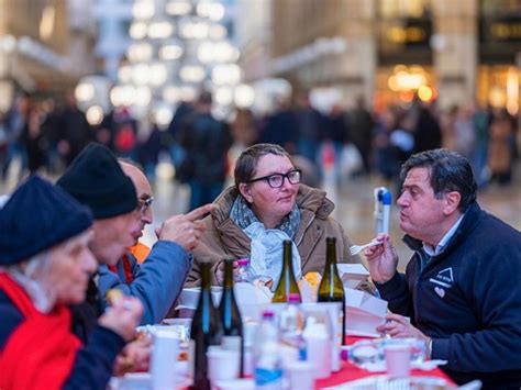 Milano Pranzo Della Vigilia Con I Clochard Sgomberato Dai Vigili