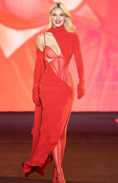 Kendall Jenners Sexy In Red On Loreal Catwalk The Mercury