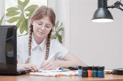 Retrato De Estudiante Disfrutando De Aprender En La Oficina De