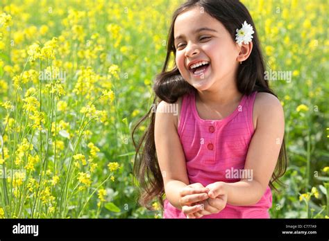 Enfants Dans Un Champ De Moutarde Banque De Photographies Et Dimages à