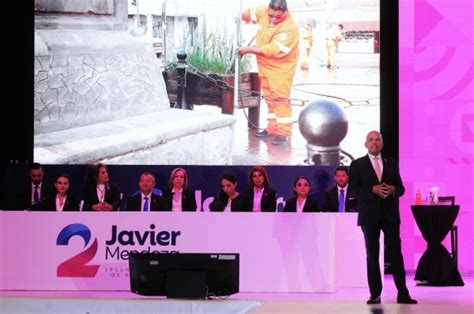 Javier Mendoza rinde tributo a policías asesinados en Celaya en su