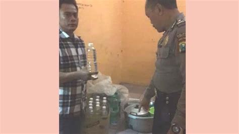 Polisi Gerebek Tempat Pengoplosan Miras Berkedok Warkop Di Gresik