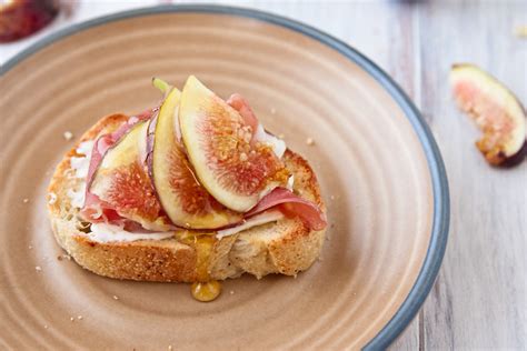 Crostini With Figs Prosciutto And Goat Cheese