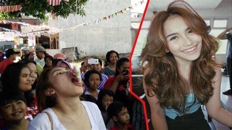 Ayu Ting Ting Lomba Makan Kerupuk Netizen Malah Fokus Pada Itunya