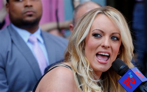 Em Livro Atriz Porn Stormy Daniels Descreve Genit Lia De Trump Ele