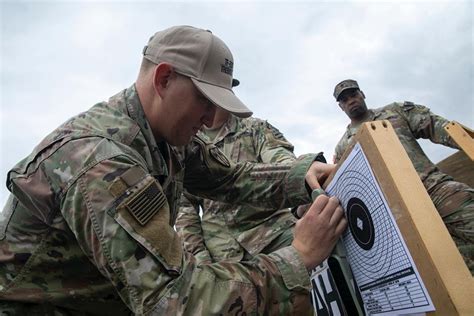 Ushtarët amerikanë të KFOR it kryejnë trajnime për dominimin e mjeteve