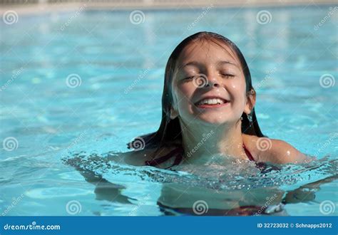 Fille Assez Jeune Dans Une Piscine Photo Stock Image Du Soleil Jeune